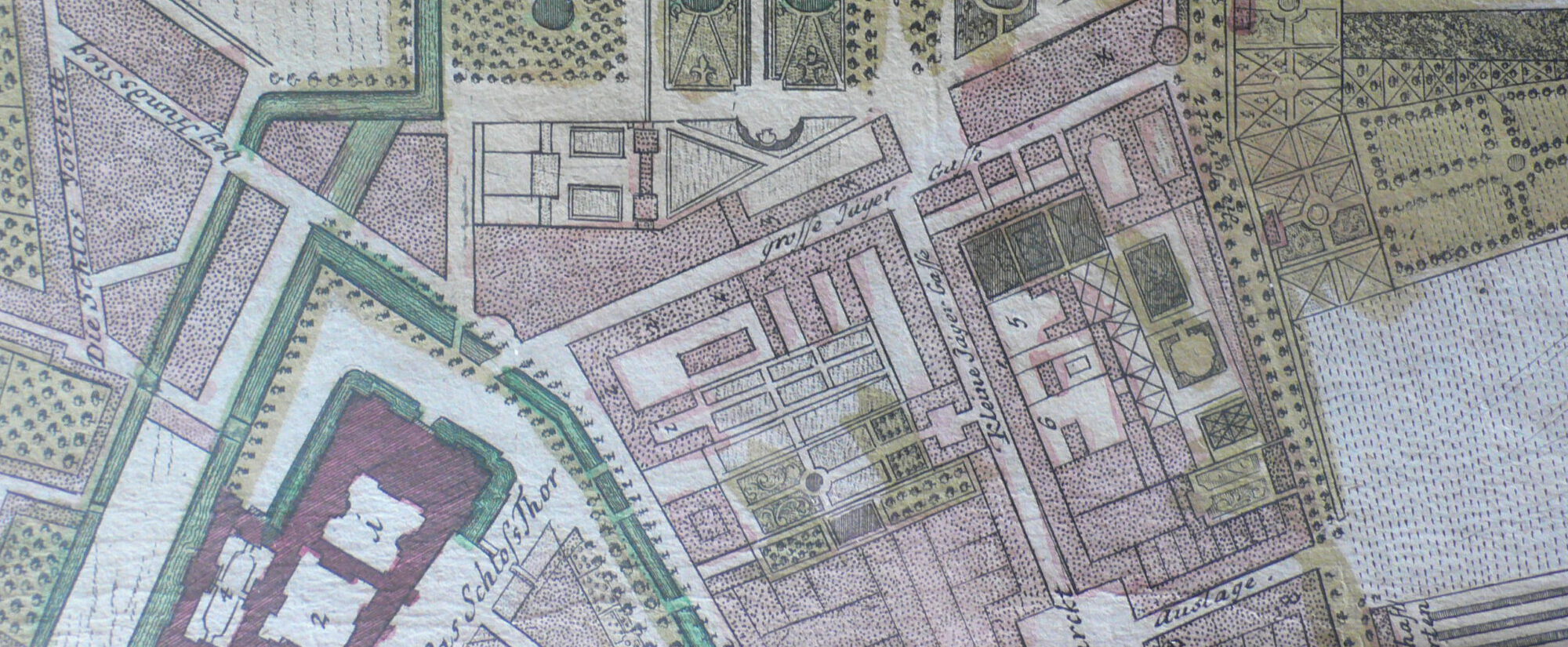 Der Stadtplan von 1740 zeigt nicht Ansbach wie es ist, sondern wie es nach den Vorstellungen von Carl Friedrich von Zocha hätte sein sollen. Statt die Orangerie als neues Schloss zu inszenieren, betonte Leopoldo Rettÿ durch die Entwicklung der Jägergasse (heute Bischof-Meiser-Straße) das Schloss Ansbach als Residenz.