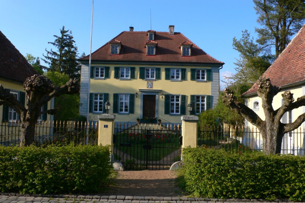 Schloss Wald bei Gunzenhausen gilt heute das das Stammschloss der Freiherren von Falkenhausen. Tatsächlich gehört das Haus zum Besitz des 2. Falkenhausen