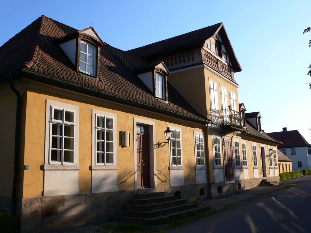  Der Gasthof Hôtel d’Alexandre zu Triesdorf. In dem bekannten Baudenkmal Villa Sandrina finden heute Standesamtliche Trauungen der Verwaltungsgemeinschaft Triesorf und Kulturveranstaltungen statt.  
